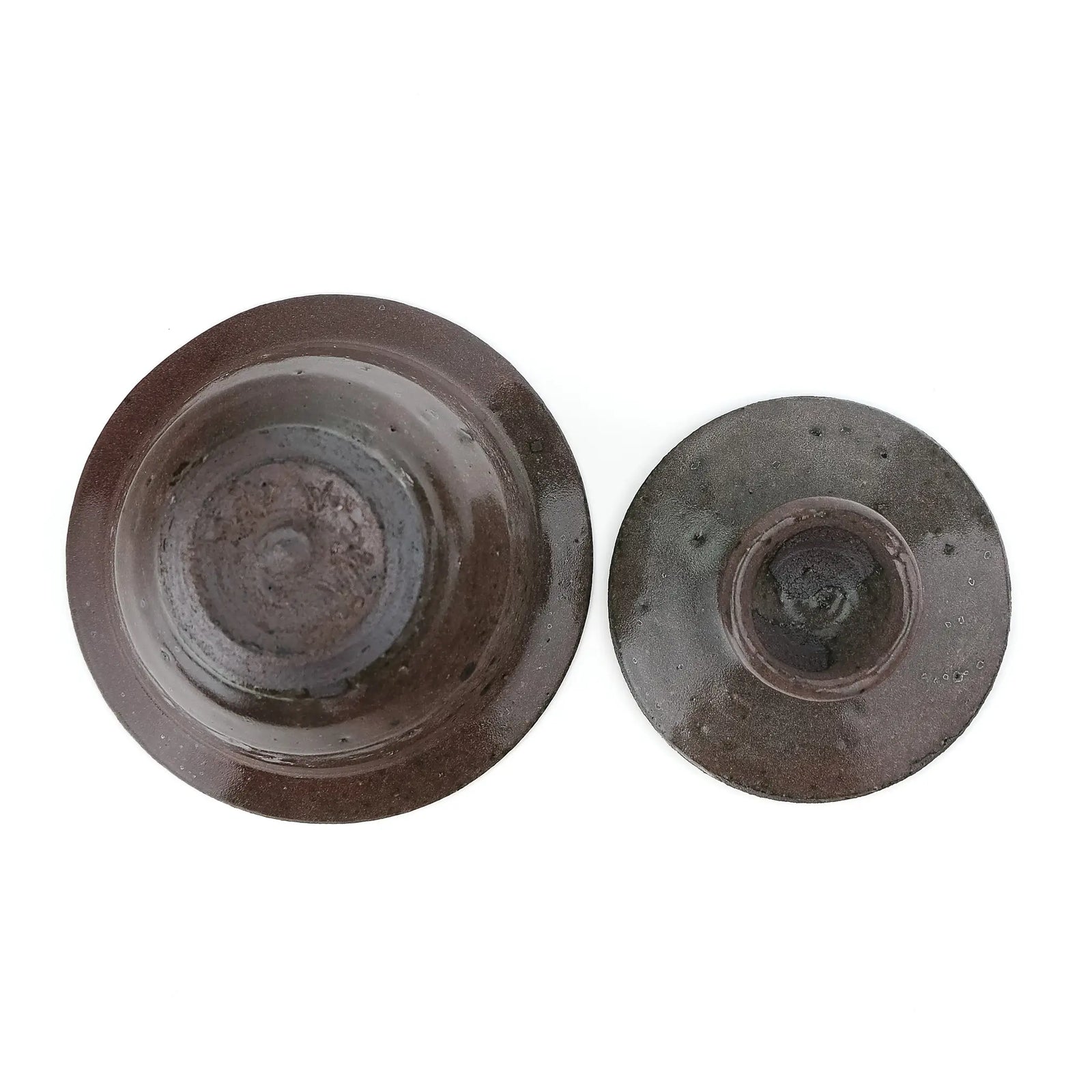 Mark Mohler handmade gaiwan #10 bowl upside down next to the lid from above, showing the foot with carved marks and the speckled brown top of the lid