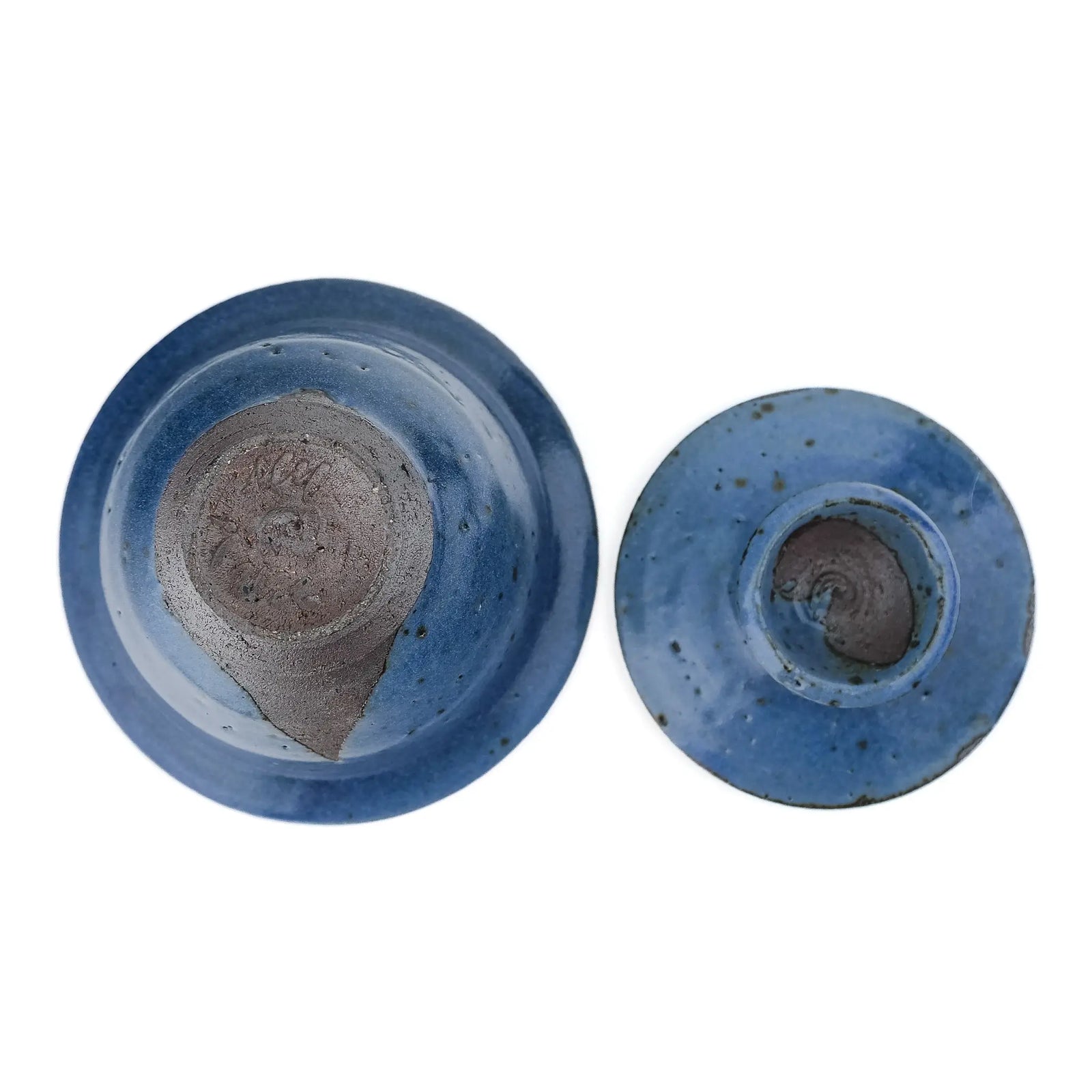 Mark Mohler handmade gaiwan #12 bowl upside down next to the lid from above, showing the unglazed foot with carved marks and the speckled blue top of the lid