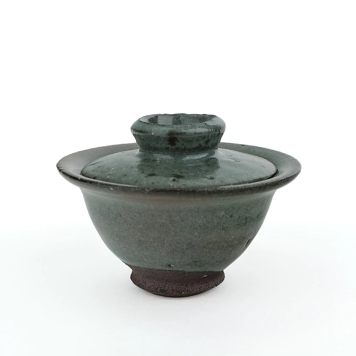 Mark Mohler handmade gaiwan #8 seen from the side with the lid in place, showing the flared rim and tall knob