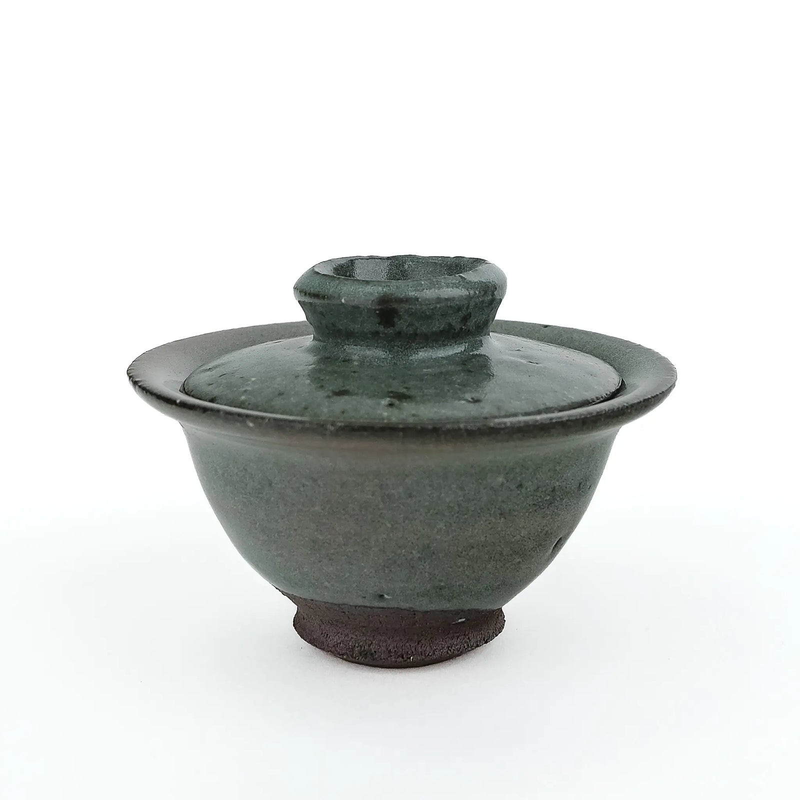 Mark Mohler handmade gaiwan #8 seen from the side with the lid in place, showing the flared rim and tall knob