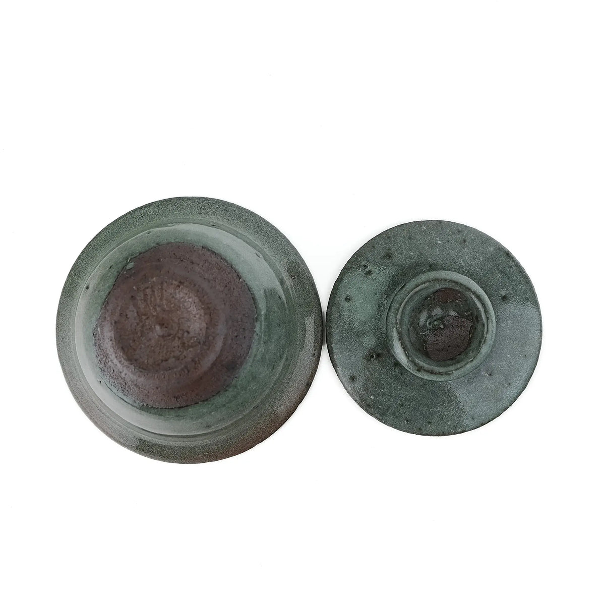 Mark Mohler handmade gaiwan #8 bowl upside down next to the lid from above, showing the unglazed foot and the speckled green top of the lid
